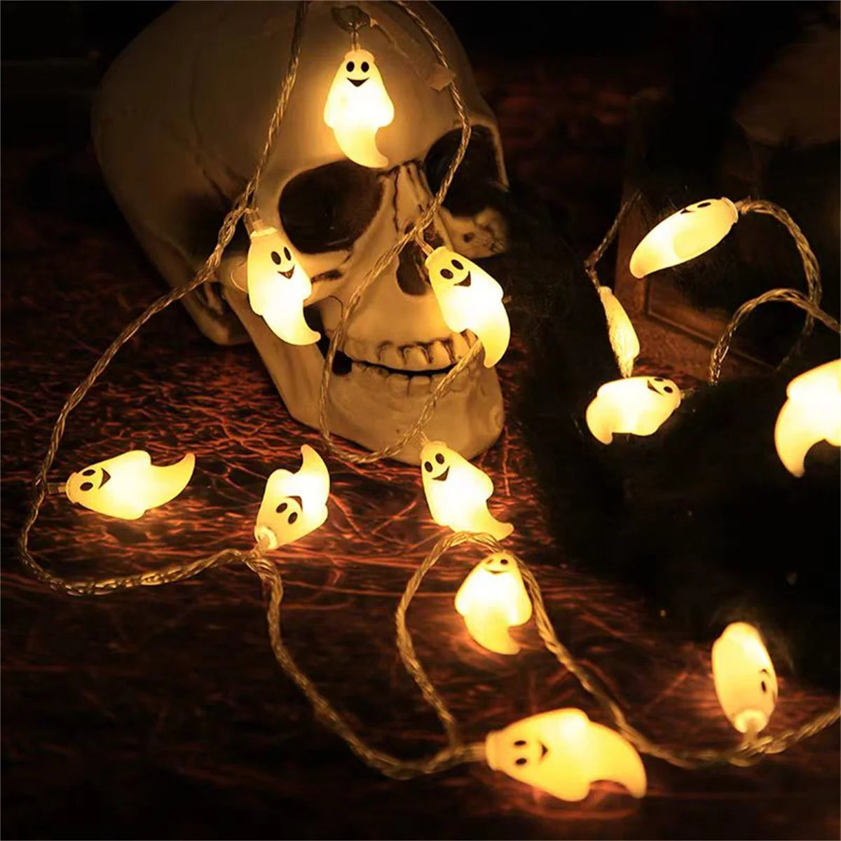 LED Halloween ghost light string party decoration, ghosts flashing and lively atmosphere full of energy